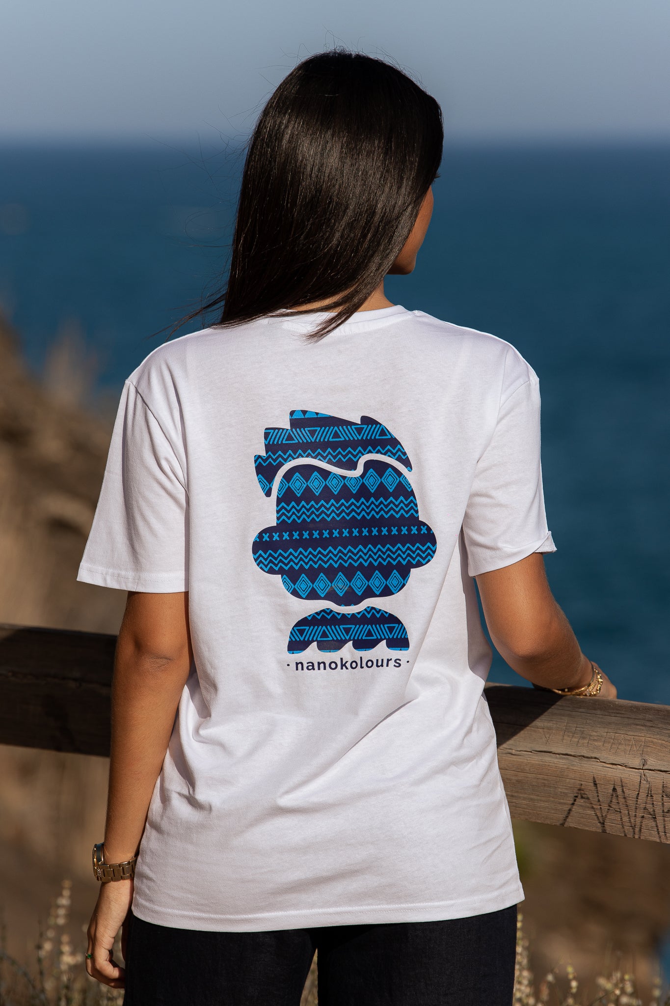 CAMISETA LOGOTIPO ETNICO BLANCA