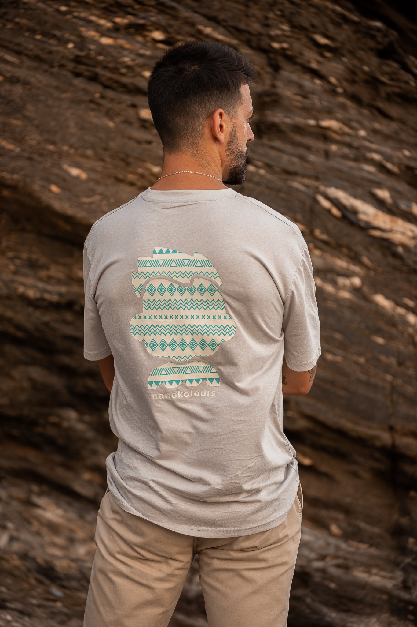 CAMISETA LOGOTIPO ETNICO GRIS