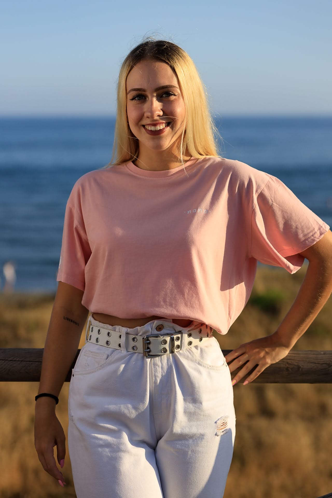 CAMISETA LETRAS PECHO ROSA