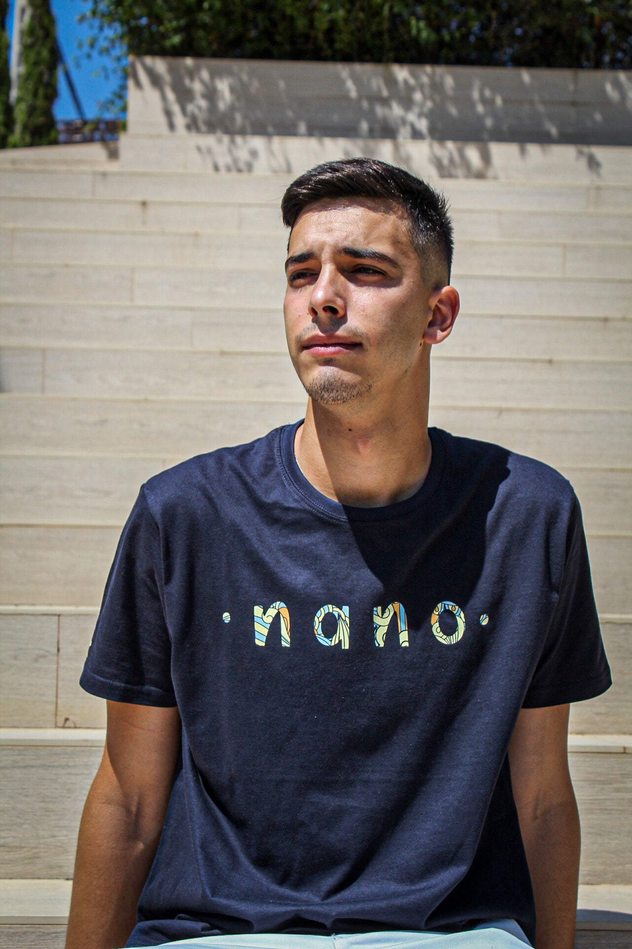 CAMISETA LETRAS PECHO MARINO