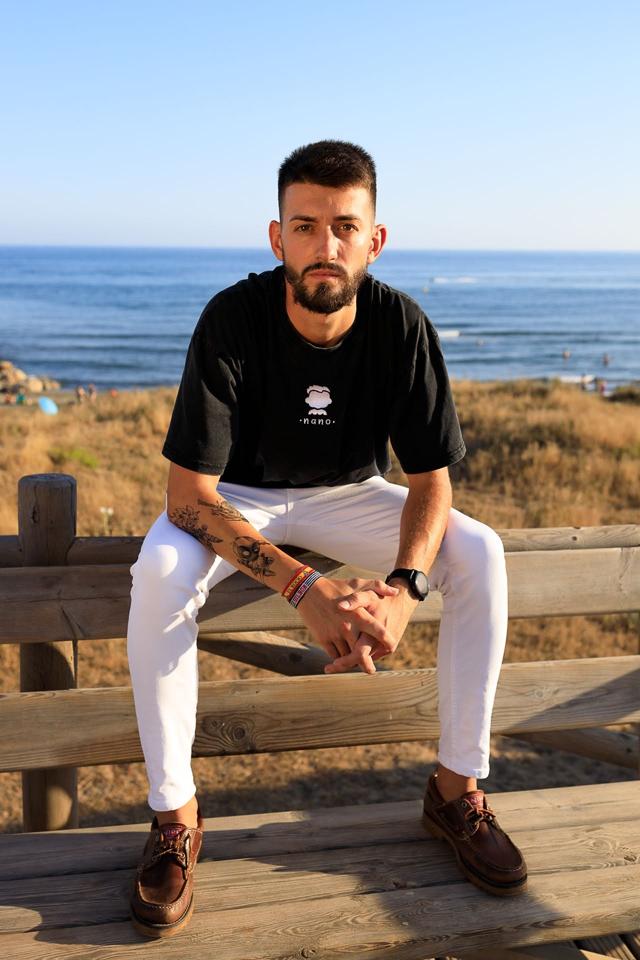 CAMISETA LOGO PECHO NEGRA